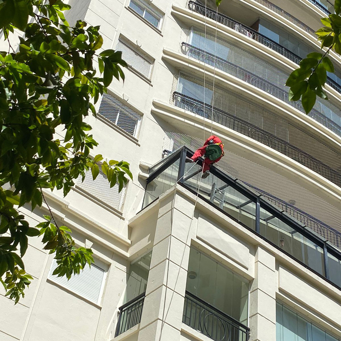 INSTALAÇÃO DE <small>REDES DE PROTEÇÃO EM APARTAMENTOS</small>