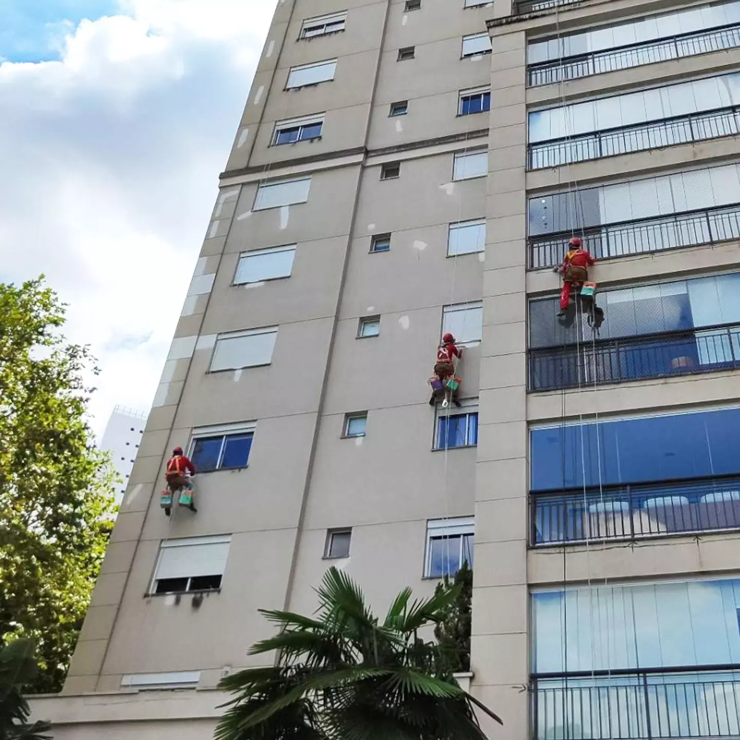 TRATAMENTO DE TRINCAS E FISSURAS EM FACHADAS: CAUSAS, RISCOS E REPAROS